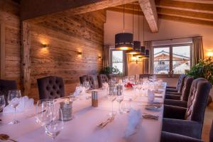 Un restaurante o sitio para comer en Circle Chalets Arlberg