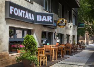 بيت شباب فونتانا في براغ: مطعم بطاولات وكراسي خشبية على شارع