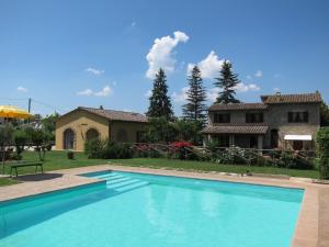 una gran piscina frente a una casa en Agriturismo Residenza il Girasole, en Bettona