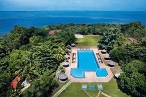 uma vista aérea de um resort com uma piscina em Vivanta Colombo, Airport Garden em Negombo