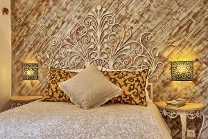 um quarto com uma cama e uma parede de madeira em NINHO SALOIO em Venda do Pinheiro
