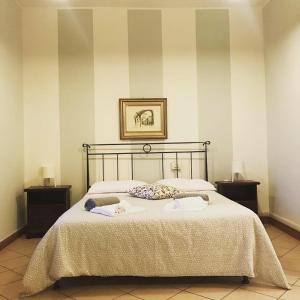 1 dormitorio con 1 cama con 2 toallas en Albergo e Ostello della gioventù Biella centro storico, en Biella