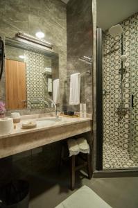 イスタンブールにあるNomade Hotel Exclusiveのバスルーム(シンク、シャワー付)