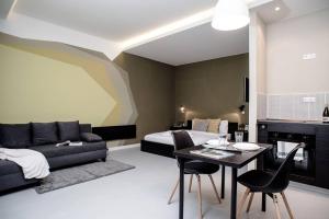 ein Schlafzimmer mit einem Bett, einem Tisch und einem Sofa in der Unterkunft Cute, new and stylish apartment in the center in Budapest