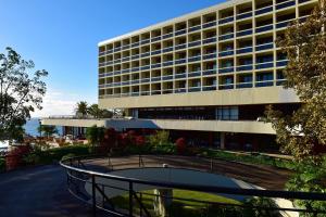 ein Gebäude mit einem Rundgang davor in der Unterkunft Pestana Casino Park Hotel & Casino in Funchal