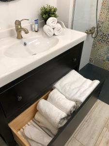 uma casa de banho com lavatório e toalhas numa gaveta em Village Island Heights em Adeje