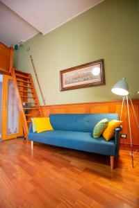 - un canapé bleu dans le salon avec un escalier dans l'établissement Sweet Toledo by Dimorra, à Naples