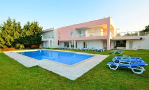 a house with a swimming pool in the yard at HILLTOP OASIS Lisboa Oeiras in Oeiras
