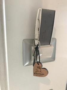eine Schlüsselkette mit einem herzförmigen Schild an einer Tür in der Unterkunft Il Torrione in Tarquinia