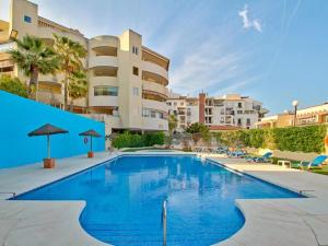 einem großen Pool vor einem Gebäude in der Unterkunft Spacious Beachfront Flat with Sea Views and Private Indoor Parking in Benalmádena