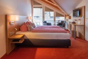 Rúm í herbergi á Hotel Garni Alpenblick