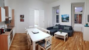 ein Wohnzimmer mit einem blauen Sofa und einem Tisch in der Unterkunft Central Living - Naschmarkt in Wien