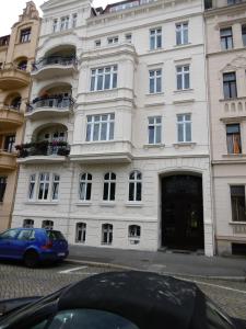 a building with a car parked in front of it at Apartment Hermine in Görlitz +20 photos