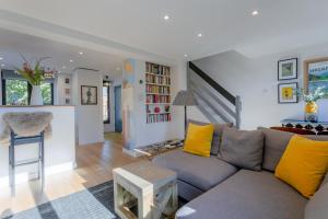 Un lugar para sentarse en Modern 2 Bedroom Apartment Near Portobello Road