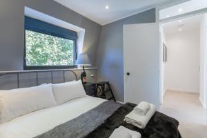 Llit o llits en una habitació de Modern 2 Bedroom Apartment Near Portobello Road
