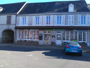 ein blaues Auto, das vor einem Gebäude parkt in der Unterkunft Le Relais De La Marche in Aigurande