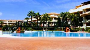 een zwembad van het resort met een brug erover bij Villa Romana Roquetas in Roquetas de Mar