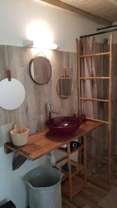un bagno con lavandino su un tavolo in legno di La Tita a Schœlcher