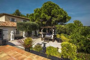 a garden with a swing and a house at Villa Zen Ste Maxime in Sainte-Maxime