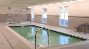 una piscina en un edificio con agua verde en Sleep Inn & Suites Chiloquin-Crater Lake Junction, en Chiloquin