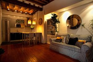 a living room with a couch and a kitchen at Toledo Con Encanto in Toledo