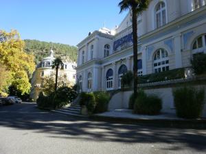 un bâtiment blanc avec un palmier en face dans l'établissement la Catalane, à Vernet-les-Bains