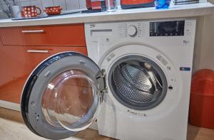 カルロヴィ・ヴァリにあるApartment U Medvídkaのキッチン(洗濯機、カウンター付)
