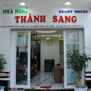 una puerta de entrada de una casa de confianza con un cartel en Thanh Sang Guesthouse en Phu Quoc