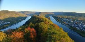 una vista aérea de un río en un valle en Ferienhaus Moselglück, en Enkirch