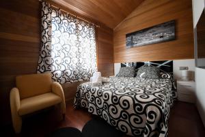 テルエルにあるCasa El Miradorのベッドルーム(白黒のベッド1台、椅子付) +75枚の写真