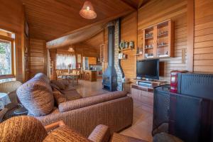 テルエルにあるCasa El Miradorのソファとテレビのあるリビングルーム