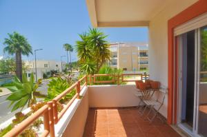 uma varanda com vista para uma rua em Beach House in Vilamoura: Terrace+pool em Vilamoura