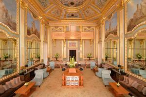 een grote kamer met een tafel en stoelen. bij Pestana Palacio do Freixo, Pousada & National Monument - The Leading Hotels of the World in Porto