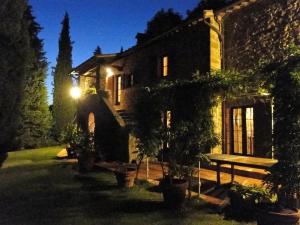 una casa con un patio iluminado por la noche en Exclusive Tuscany Villa, en Civitella in Val di Chiana