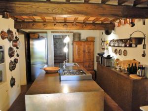 cocina con fogones y encimera en Exclusive Tuscany Villa, en Civitella in Val di Chiana