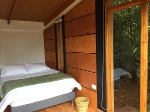 Ein Bett oder Betten in einem Zimmer der Unterkunft Titué Refugio , Cabañas