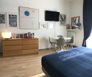 Televízia a/alebo spoločenská miestnosť v ubytovaní Appartamento Blu a Milano zona Ripamonti vicino allo IEO