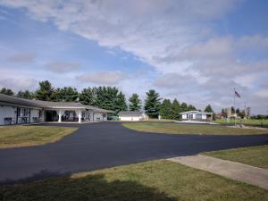 una entrada que conduce a un edificio con bandera en Skyview Motel - Prairie du Sac, en Prairie du Sac