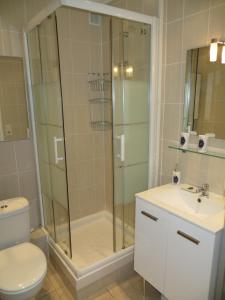 La salle de bains est pourvue d'une douche, de toilettes et d'un lavabo. dans l'établissement 9 Avenue de Carras, à Nice