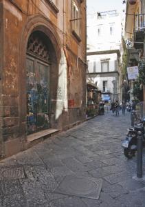 alejka z graffiti na boku budynku w obiekcie Nanà Bed and Breakfast w mieście Napoli