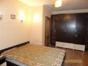 1 dormitorio con cama y ventana grande en Admiral Home en Mykolaiv