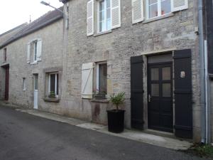 サント・マリー・デュ・モンにある3 Rue des Cauxの通り面の黒い扉のあるレンガ造りの建物