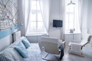ブダペストにあるMaps Budapestのベッドルーム(ベッド1台、椅子、テレビ付)