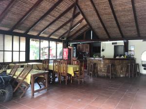 kuchnia i jadalnia ze stołami i krzesłami w obiekcie Hostal Don Nabil w mieście Santa Cruz de la Sierra