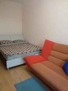 ペトロザヴォーツクにあるKarjala Home on Kazarmenskayaのベッドルーム1室(ベッド1台、ソファ、椅子付)