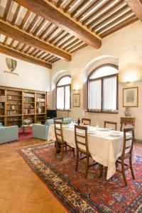 sala de estar amplia con mesa y sillas en Casa Bella San Gimignano centre, en San Gimignano