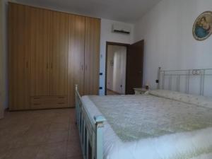 1 dormitorio con 1 cama grande y armario de madera en Elisabeth, en San Benedetto del Tronto