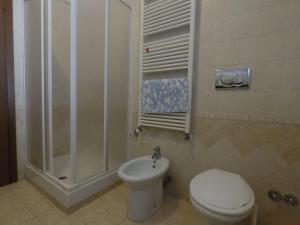 y baño con aseo, ducha y lavamanos. en Elisabeth, en San Benedetto del Tronto
