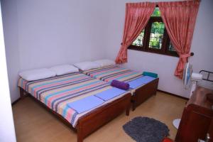 Кровать или кровати в номере Weerakoon Garden