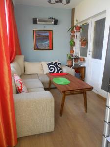 Hostel Del Mar في مدينة فارنا: غرفة معيشة مع أريكة وطاولة